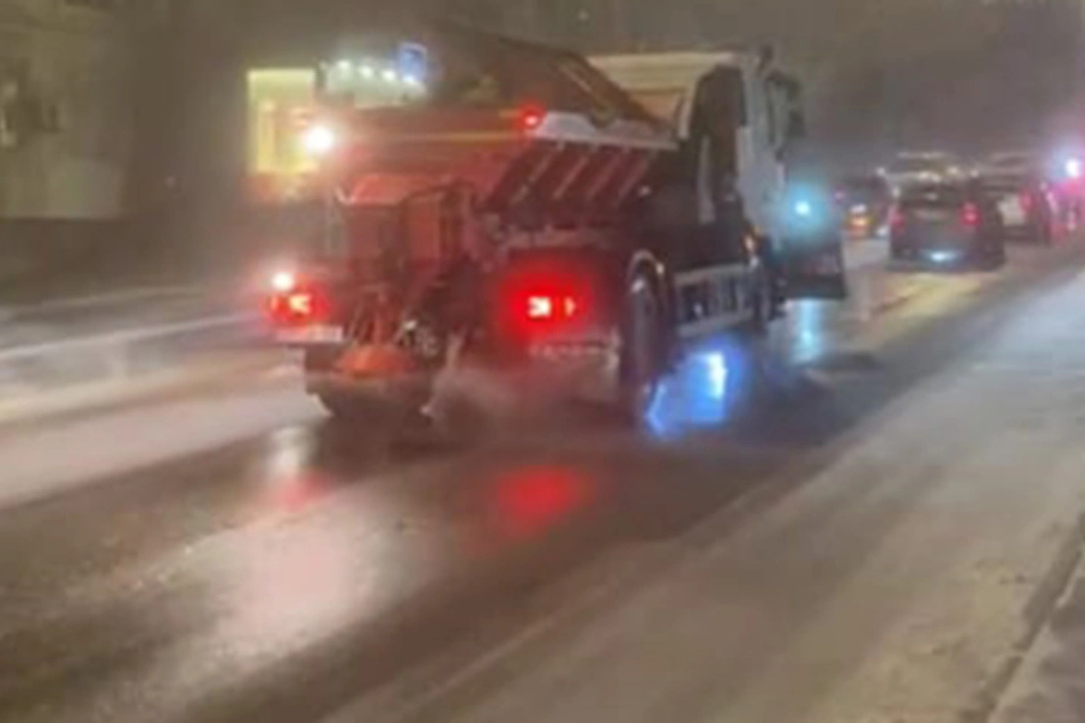 Bakıda buz bağlayan yollar təmizlənir - FOTO/VİDEO